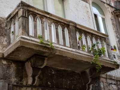 L�immobile sulla sinistra, che si sviluppa su tre livelli, presenta un balconcino decorato...
